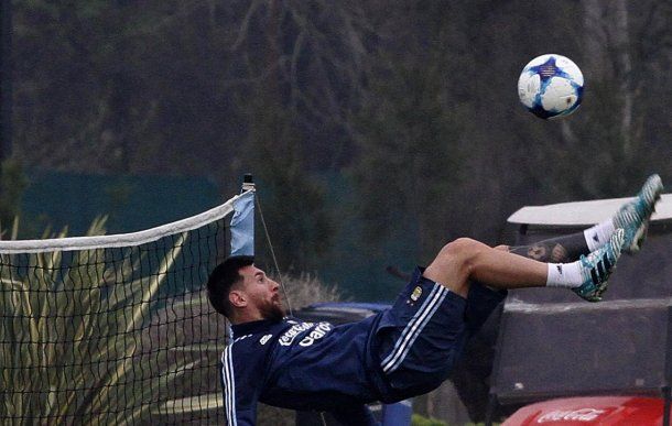 Messi en el entrenamiento de la Selección - Crédito:@Argentina  