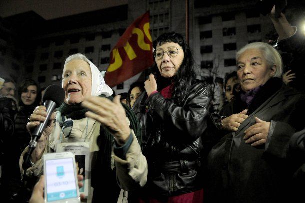 Nora Cortiñas hablando ante manifestantes<br>