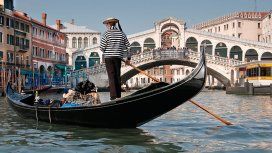 Gondolieri en Venecia, una postal típica Gondolieri en Venecia, una postal típica