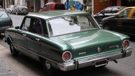 Un Ford Falcon verde de 1976 circulando por las calles porteñas Un Ford Falcon verde de 1976 circulando por las calles porteñas