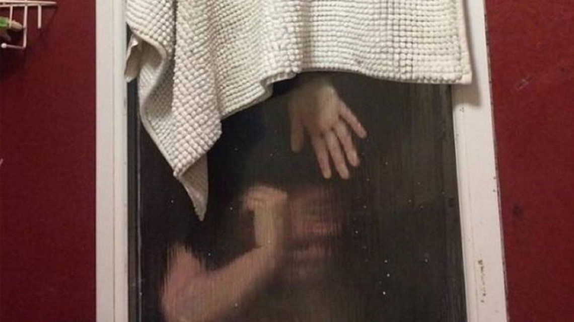 chica haciendo caca