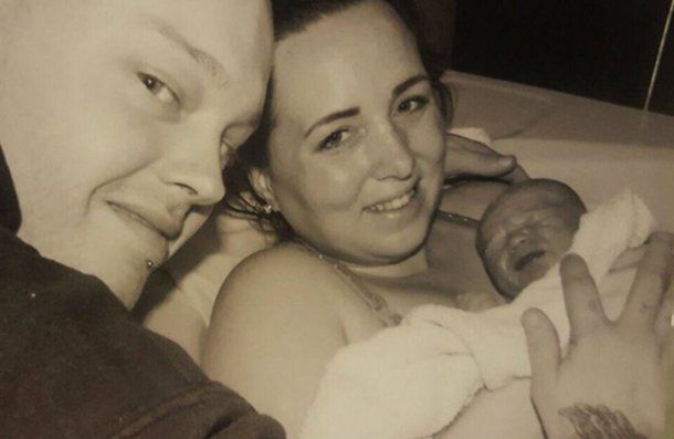 Young con Lander tras el nacimiento de su hijo