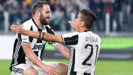 El abrazo de los dos goleadores argentinos que tiene la Juventus El abrazo de los dos goleadores argentinos que tiene la Juventus