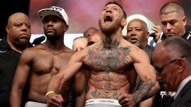 McGregor en pleno pesaje McGregor en pleno pesaje