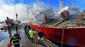 El pesquero está cargado de combustible por lo que representa un enorme peligro El pesquero está cargado de combustible por lo que representa un enorme peligro