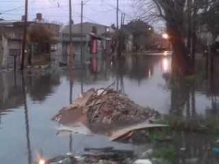 por el temporal se inundaron al menos diez localidades del gran buenos aires por el temporal se inundaron al menos diez localidades del gran buenos aires