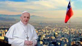 El Papa Francisco y una panorámica de la ciudad de Santiago de Chile. El Papa Francisco y una panorámica de la ciudad de Santiago de Chile.