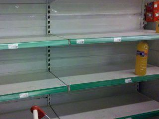 Góndolas de bebidas sin alcohol vacías Góndolas de bebidas sin alcohol vacías