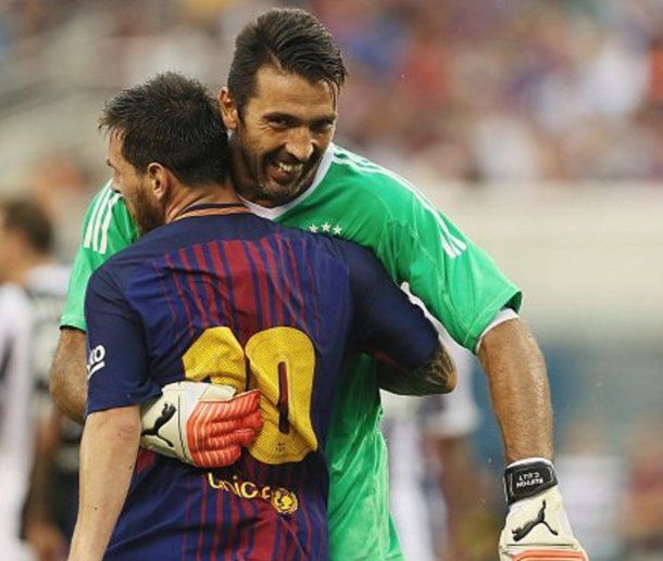 El abrazo entre Messi y Buffon<br>