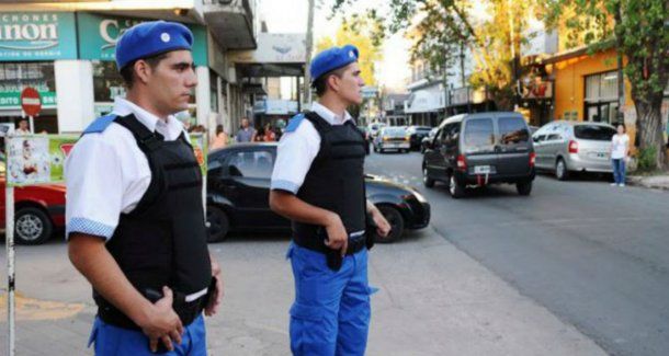 Policías de Quilmes realizan seguridad a cambio de