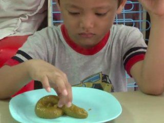 En Tailandia hacen flan con forma de caca En Tailandia hacen flan con forma de caca