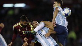 El ex jugador de Lanús fue titular ante Uruguay y Venezuela El ex jugador de Lanús fue titular ante Uruguay y Venezuela