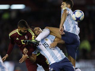 El ex jugador de Lanús fue titular ante Uruguay y Venezuela El ex jugador de Lanús fue titular ante Uruguay y Venezuela
