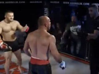 Un peleador de MMA le pegó al árbitro Un peleador de MMA le pegó al árbitro