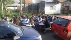Se desbordó el pozo séptico de una escuela en Moreno y los alumnos tuvieron clase en la calle Se desbordó el pozo séptico de una escuela en Moreno y los alumnos tuvieron clase en la calle