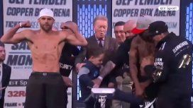 El hijo de un boxeador le da un golpe bajo al rival de su papá El hijo de un boxeador le da un golpe bajo al rival de su papá
