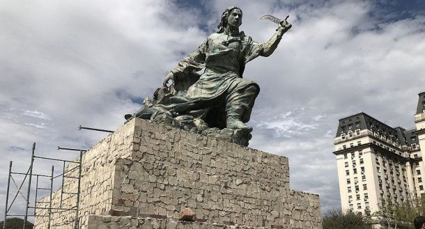 Trasladaron el monumento a Juana Azurduy<br>