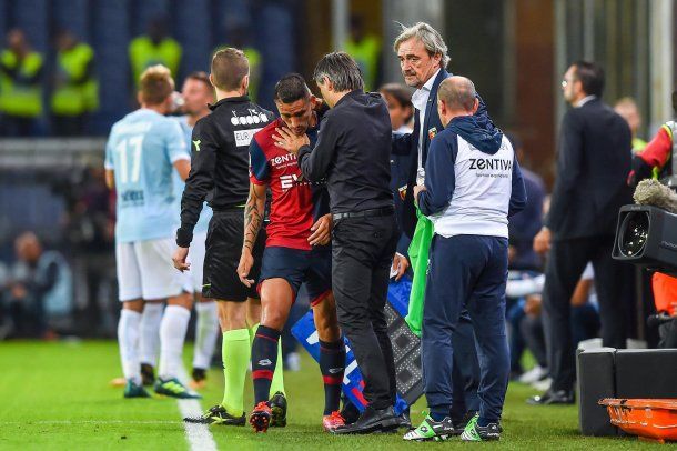 El talentoso volante salió en el primer tiempo