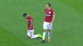 El jugador de 27 años, de rodillas en agradecimiento El jugador de 27 años, de rodillas en agradecimiento
