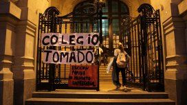 Toma de escuelas: los padres deberán retirar a sus hijos o hacerse cargo del vandalismo Toma de escuelas: los padres deberán retirar a sus hijos o hacerse cargo del vandalismo