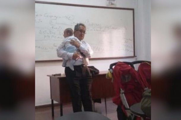 José Luis Cañote dio clase con los bebes de su alumna en brazos 