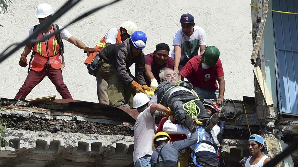 Así rescataban a una de las víctimas del terremoto