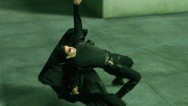 Un árbitro se vuelve viral por esquivar una pelota al mejor estilo Matrix Un árbitro se vuelve viral por esquivar una pelota al mejor estilo Matrix