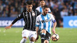 Lisandro López domina ante la marca del defensor del Corinthians Lisandro López domina ante la marca del defensor del Corinthians