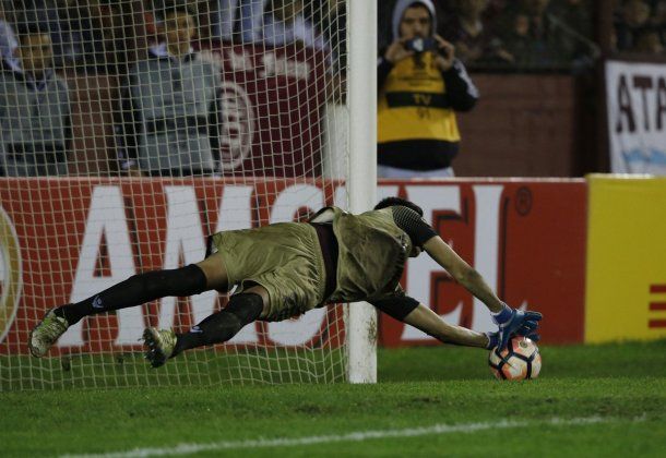 Esteban Andrada atajando uno de los dos disparos que contuvo<br>