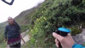 VIDEO: Turista inglesa quiso regatear un té de un dólar en Nepal y la persigueron con palos VIDEO: Turista inglesa quiso regatear un té de un dólar en Nepal y la persigueron con palos