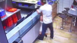 VIDEO: Una pareja tuvo sexo en una pizzería y fue grabada por las cámaras de seguridad VIDEO: Una pareja tuvo sexo en una pizzería y fue grabada por las cámaras de seguridad
