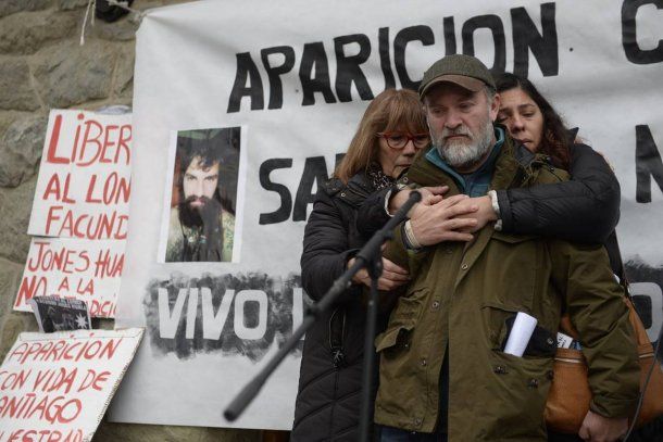 El hermano de Santiago Maldonado en una de las marchas por su aparición con vida<br>