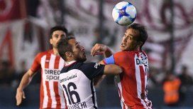 Bellluschi y Desábato pelean por la pelota ante la mirada del Chapu Braña Bellluschi y Desábato pelean por la pelota ante la mirada del Chapu Braña