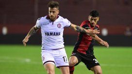 Germán Denis lleva la pelota ante su marcador Germán Denis lleva la pelota ante su marcador