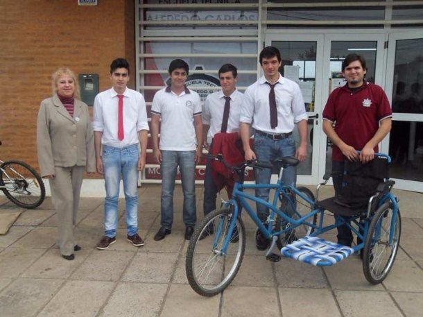Alumnos y docentes que crearon una bicicleta para Jorge