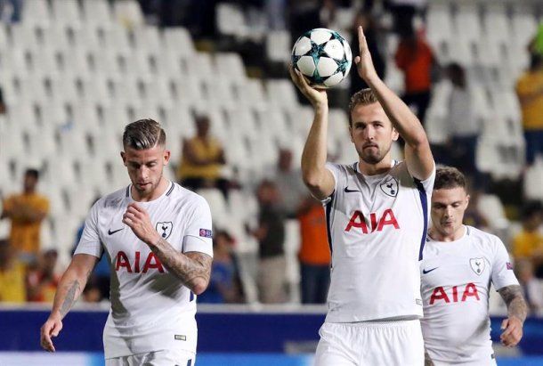 El delantero se lleva la pelota tras sus tres goles en Chipre