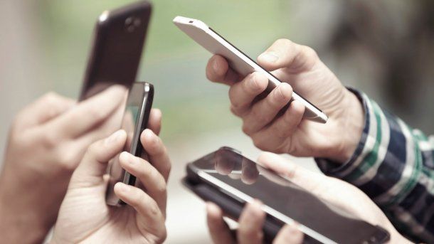 Los abonos de telefonía móvil suman su tercer aumento en el año