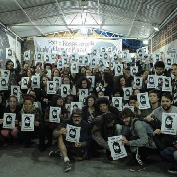 En brasil, un grupo de jovenes pidió por la aparición de Santiago Maldonado