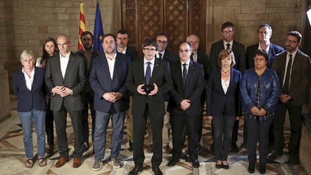 El presidente catalán Carles Puigdemont y su gobierno tras el referéndum celebrado  en Cataluña 