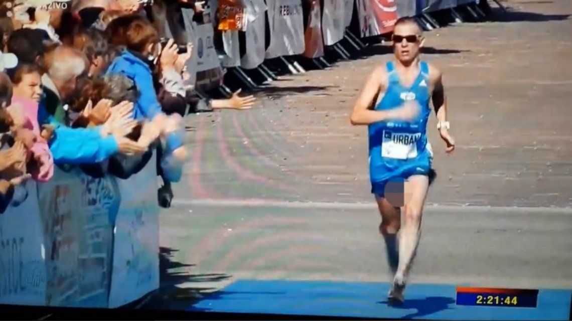 Llegó a la meta de la carrera, pero se le corrió el short y mostró de
