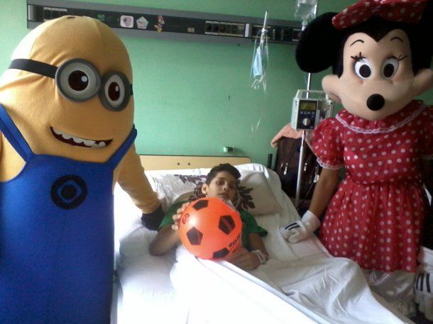 Fernando Almeida en su habitación vistado por un minion y Minnie<br>