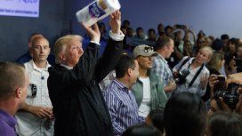 Increíble: Donald Trump fue a Puerto Rico para tirarle papel higiénico a la gente Increíble: Donald Trump fue a Puerto Rico para tirarle papel higiénico a la gente