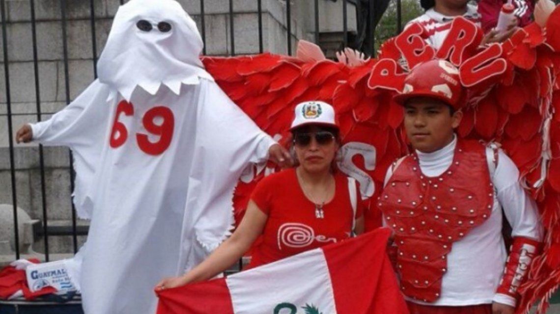 El fantasma que llegó especialmente para la ocasión (foto: Olé)