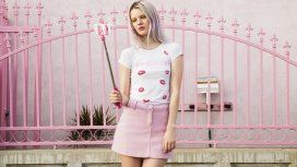 Una modelo protagonizó una campaña de fotos sin depilarse las piernas y la destrozaron Una modelo protagonizó una campaña de fotos sin depilarse las piernas y la destrozaron