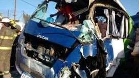 Llevaban presos en un micro y los arrolló un tren: hay un muerto Llevaban presos en un micro y los arrolló un tren: hay un muerto