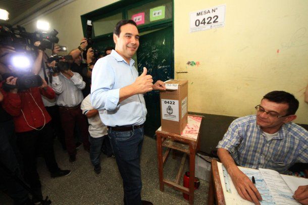 Gustavo Valdés votando