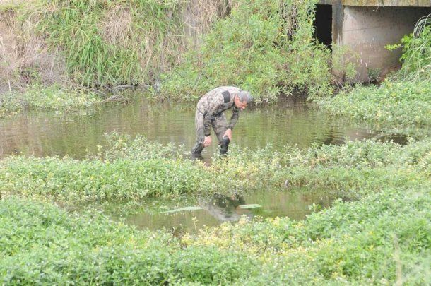 Investigadores y Buzos Tácticos de la policía rastrillaban el lugar del suceso. Gentileza El Litoral