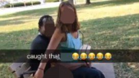 VIDEO: Atrapan a una pareja teniendo sexo en una plaza a plena luz del día VIDEO: Atrapan a una pareja teniendo sexo en una plaza a plena luz del día