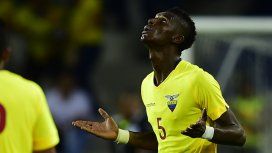 Robert Arboleda, uno de los cinco futbolistas ecuatorianos sancionados por irse de fiesta Robert Arboleda, uno de los cinco futbolistas ecuatorianos sancionados por irse de fiesta