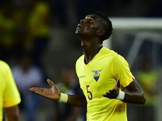 Robert Arboleda, uno de los cinco futbolistas ecuatorianos sancionados por irse de fiesta Robert Arboleda, uno de los cinco futbolistas ecuatorianos sancionados por irse de fiesta